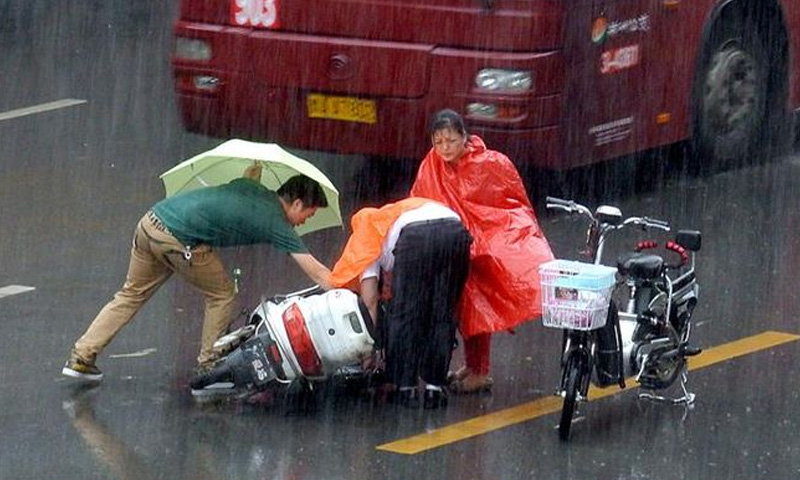 電動(dòng)車(chē)騎行不開(kāi)燈易釀事故：法律無(wú)規(guī)定，交警定責(zé)時(shí)考慮“黑燈”因素合理嗎？